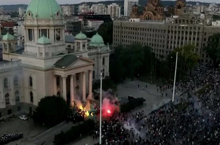 UŽIVO Protesti u Beogradu: Ratno stanje, demonstranti stavili barikade, policija s oklopnim vozilima