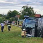 (FOTO) Pogledajte fotografije sa mjesta nesreće: Prevrnuo autobus pun putnika