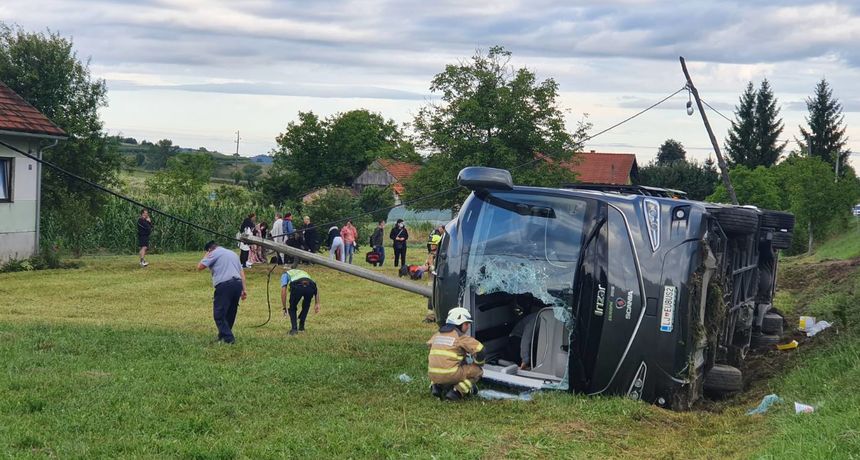 (FOTO) Pogledajte fotografije sa mjesta nesreće: Prevrnuo autobus pun putnika