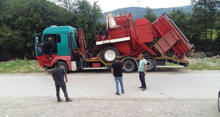 Posijali pšenicu i heljdu ali nisu imali kombajn, organizacija Pomozi.ba im ga je kupila