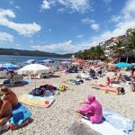 (FOTO) U Sarajevu kao da je ‘novembar’, a u Neumu prelijepo vrijeme i pune plaže