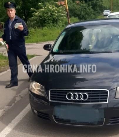 (VIDEO) Nije htio parkirati automobil na trotoar, pa dobio kaznu?