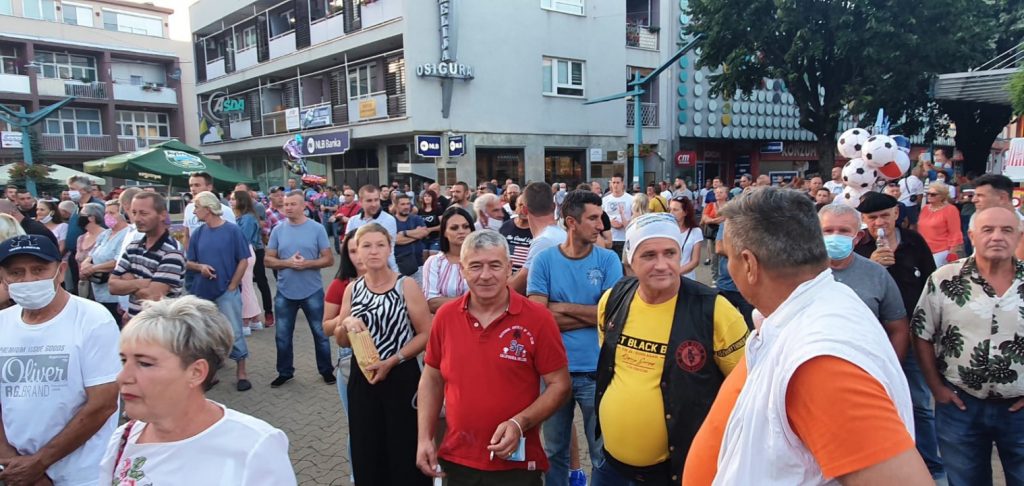 (FOTO) Hiljade ljudi na protestima u Bihaću: Očistite naš grad, ulice i mjesne zajednice od migranata, lopova, narkomana…