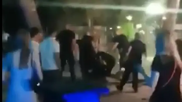 (VIDEO) Uznemirujuća snimka: Nekoliko zaštitara u Makarskoj cipelarilo dva gosta ispred noćnog kluba