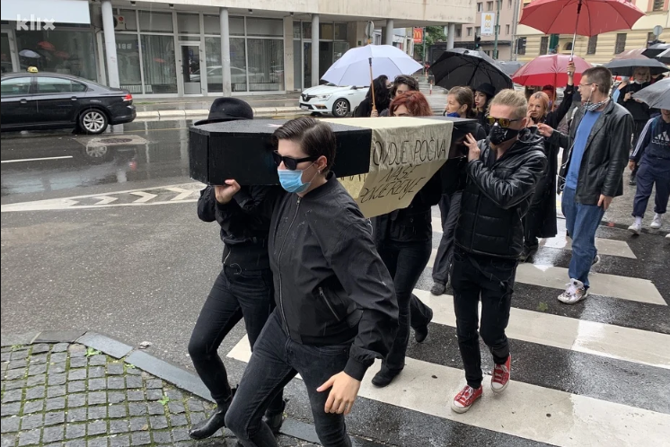 (VIDEO) Nekoliko građana Sarajeva održalo “sahranu i pogrebnu povorku” za Hastahanu