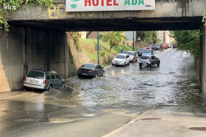 (VIDEO)  Kiša ponovo prouzrokovala probleme u Sarajevu: Poplavljen podvožnjak u Buća Potoku