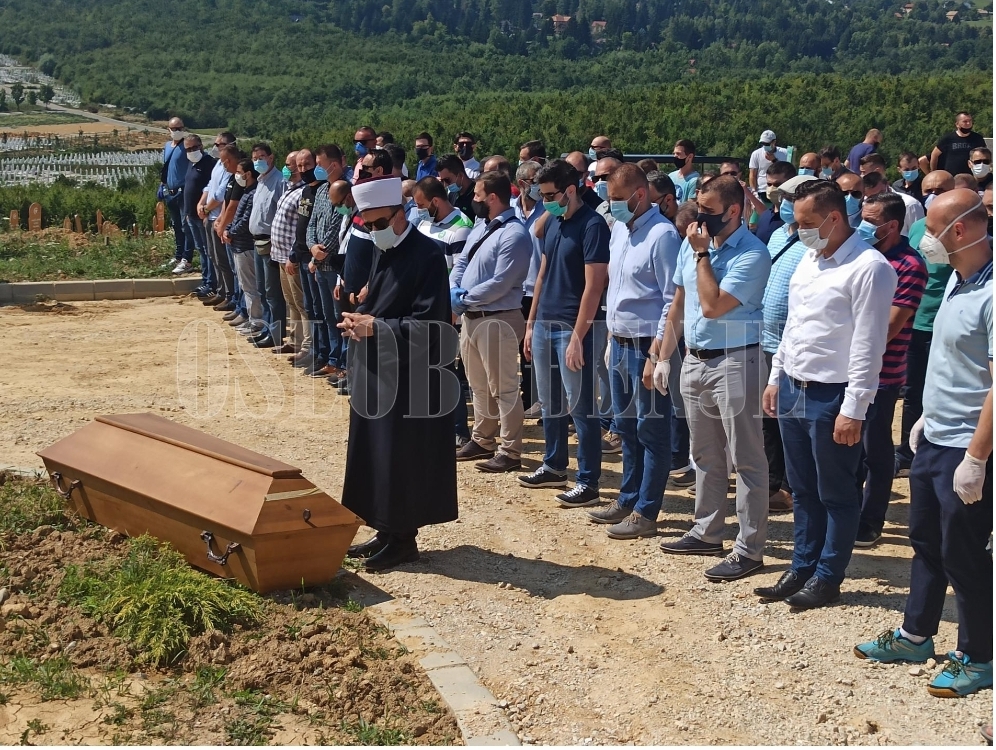 (FOTO) I kamen je suzu pustio: Obavljena dženaza i ukop Belme Šoljanin