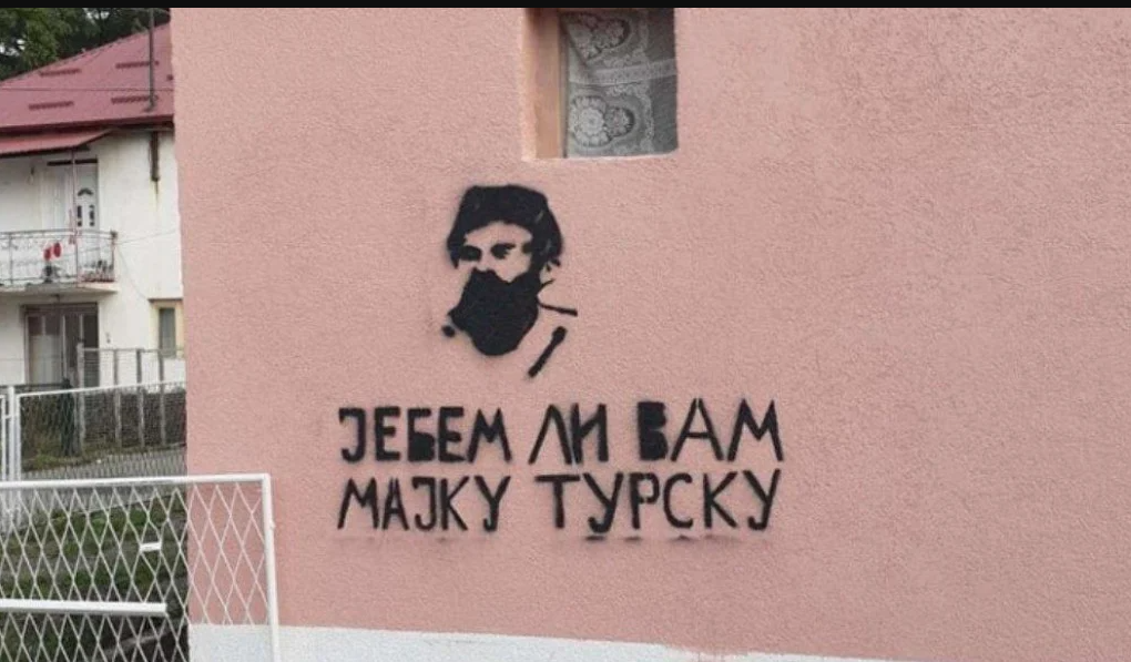 Grafiti sa likom Draže Mihajlovića uz uvrijedljive poruke osvanuli na zidovima kuća