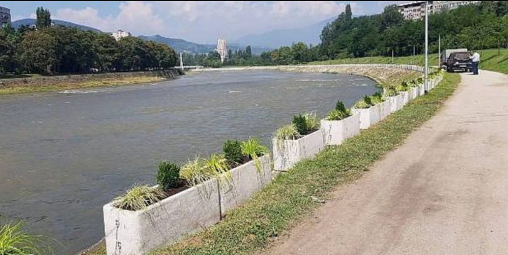 U Zenici na obali rijeke Bosne postavljene betonske žardinjere, kreće sadnja cvijeća!