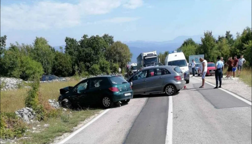 Više osoba povrijeđeno u teškoj saobraćajnoj nesreći u Hercegovini: Intervenisale tri ekipe Hitne pomoći