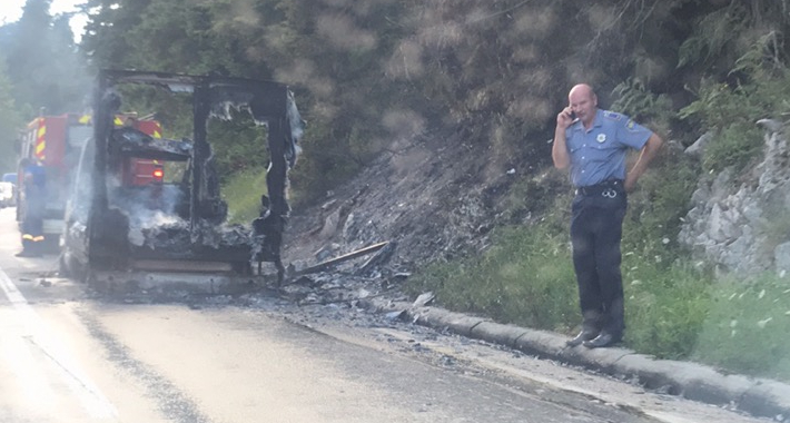 Otežan saobraćaj na putu Olovo Sarajevo, zapalilo se vozilo