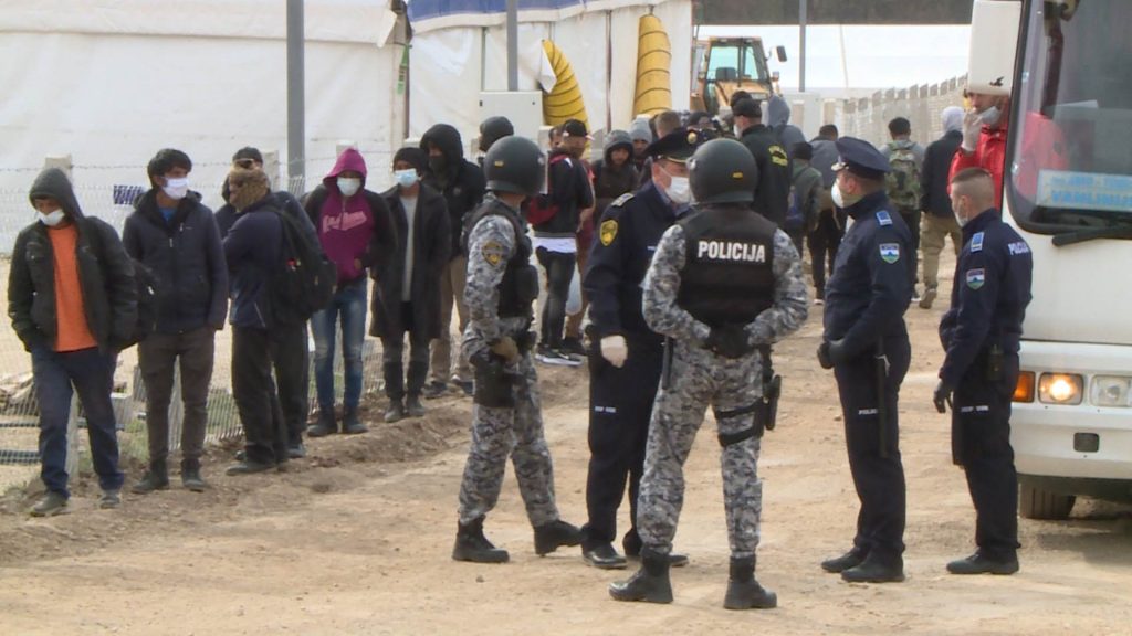 (VIDEO) Sukobili se migranti i policija u kampu Lipa kod Bihaća