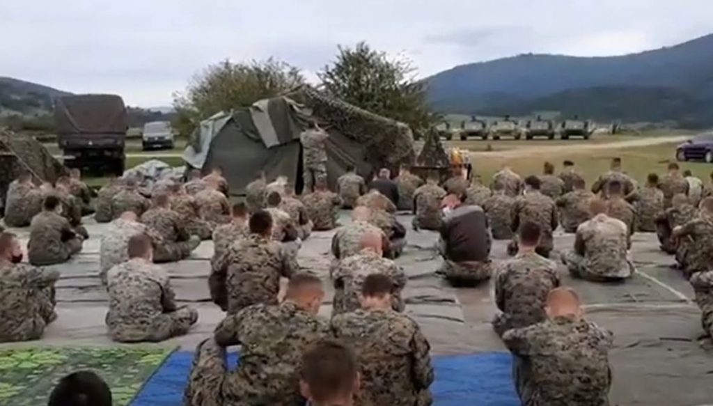 (VIDEO) Da li SDS-u smeta što vojnici klanjaju džumu ili što je NATO s OS BiH na Manjači