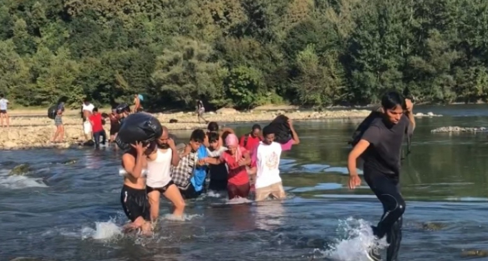 (VIDEO) Srbijanska policija pomaže migrantima da pređu na teritoriju BiH!