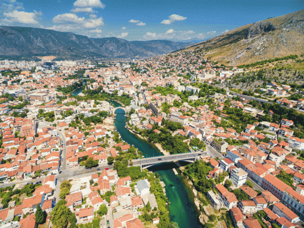 Mostar: Djevojka se pokušala baciti s mosta, građani je spasili