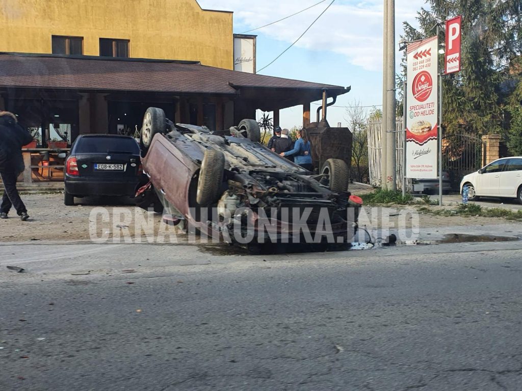 (FOTO) U saobraćajnoj nesreći povrijeđene dvije osobe, automobil završio na krovu