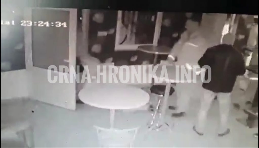 (VIDEO) Pogledajte kako policija izbacuje goste iz lokala