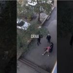 (VIDEO) Policija onesposobila migranta koji je brutalno udario stariju ženu u Tuzli