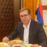 Vučić objavio fotografiju na kojoj se vidi kako ruča vojnički pasulj