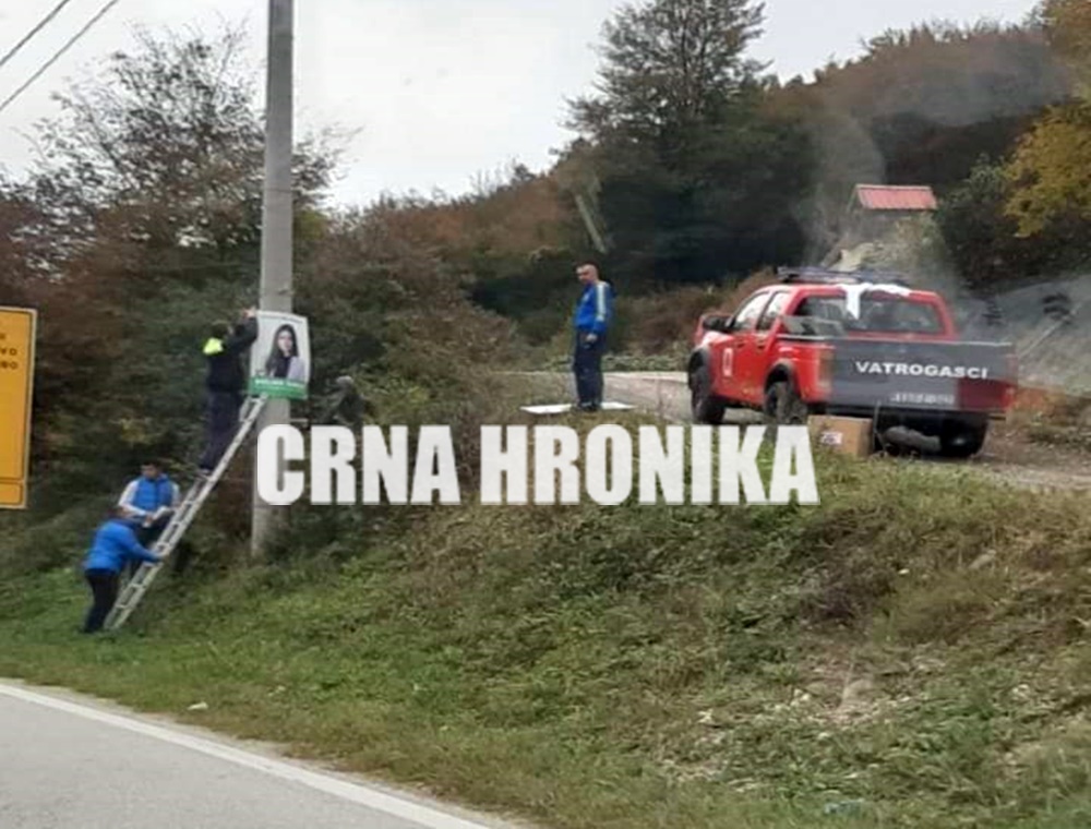 I ovo je BiH: Plakate kandidatkinje SDA postavljaju sa vatrogasnim vozilom (FOTO)