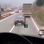 (VIDEO) Pogledajte bahatost službenih vozila na M17: Za dlaku izbjegnut sudar sa putničkim automobilom!