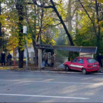 Škodom uletio u autobusko stajalište u Banjoj Luci, povrijeđena žena