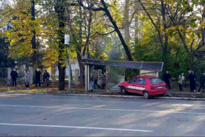 Škodom uletio u autobusko stajalište u Banjoj Luci, povrijeđena žena