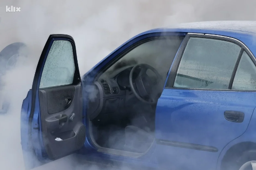 (FOTO) Zapalio se automobil u vožnji na Alipašinom Polju