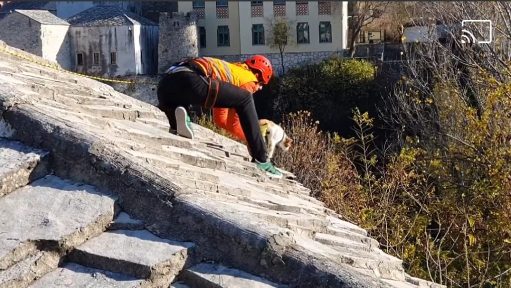 (VIDEO) Nakon tri noći provedenih na krovu, spašena maca u Mostaru