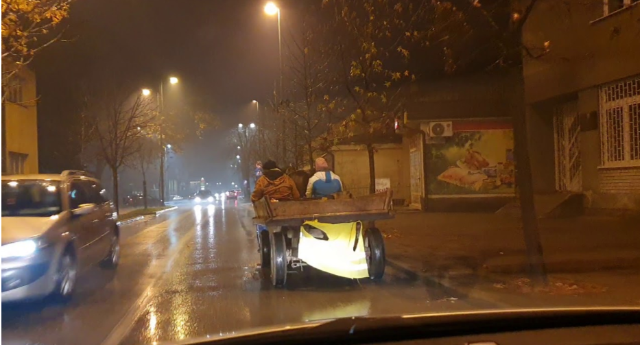 U centru Visokog kočijaš i saputnik sa zaprežnim kolima (VIDEO)