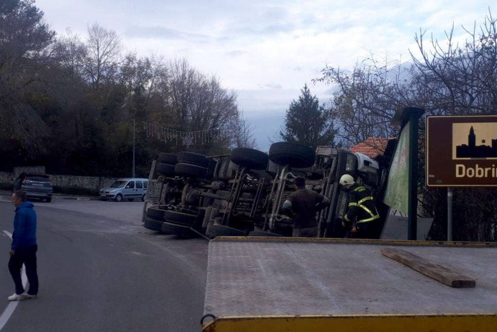 U prevrnutom kamionu-mješalici vozač ostao zarobljen u smrskanoj kabini