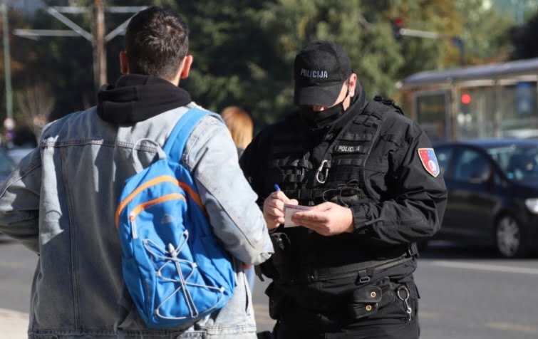 Udario policajca koji ga je upozorio da nosi zaštitnu masku