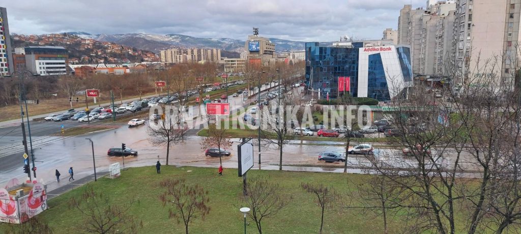 (VIDEO) Opet isti kvar: U Sarajevu pukla vodovodna cijev, saobraćaj usporen