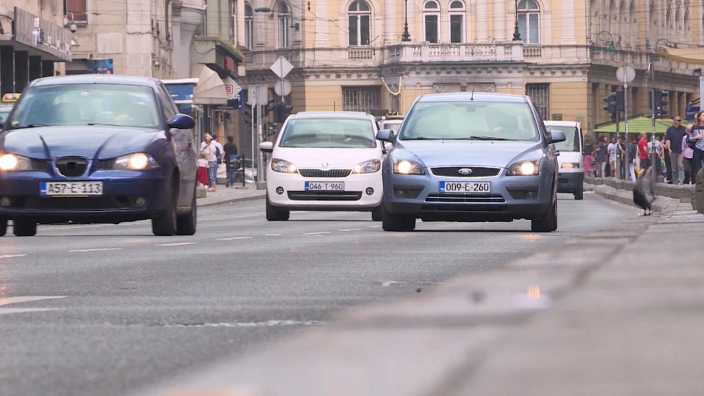 Saobraća se po suhom i mjestimično vlažnom kolovozu