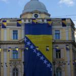 Uoči Dana nezavisnosti BiH: Iznad Vječne vatre postavljena velika zastava