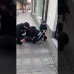 Policija oborila na pod oca jer nije imao masku, njegov sin plakao dok je gledao kako mu hapse tatu