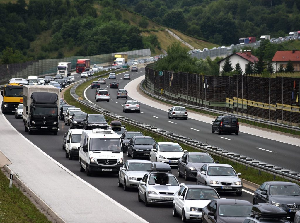 Saobraća se po suhom i mjestimično vlažnom kolovozu