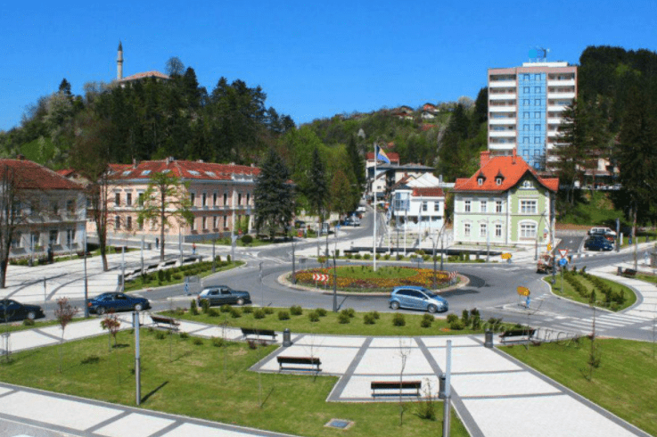 Muškarac puškom ganjao pse lutalice po naselju jer su mu napali kokoške