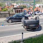 (FOTO) Detalji nesreće u Sarajevu: Jedan automobil završio na krovu, lakše povrijeđene tri osobe