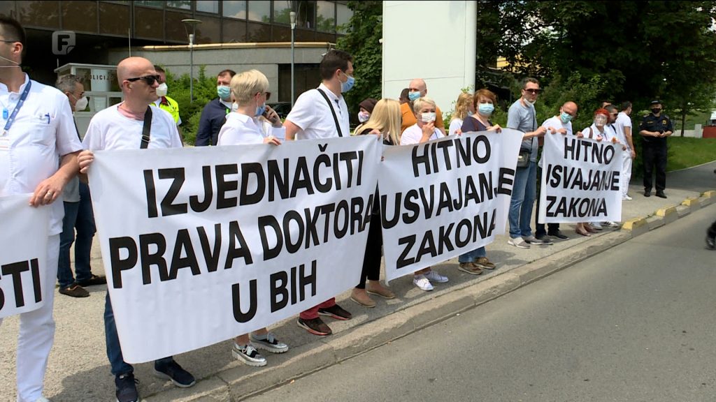 Zdravstveni radnici u Sarajevu izlaze na protestnu šetnju, traže isplatu jednokratne pomoći