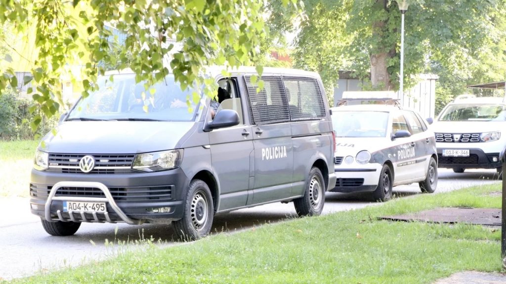 Saobraćajni policajci u TK “lovili” nesavjesne vozače, pronašli i drogu