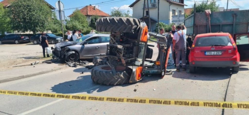 (FOTO) Užasan udes dva vozila i traktora sa prikolicom: Teže povrijeđena jedna osoba