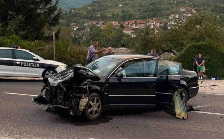 Osam osoba povrijeđeno u sudaru dva automobila kod Konjica