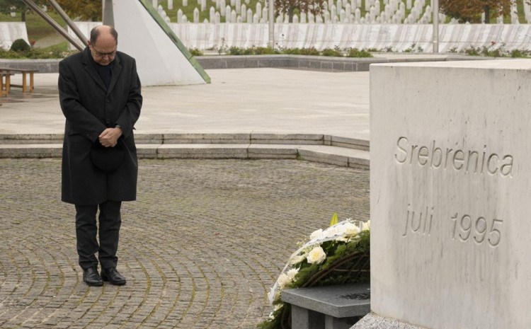 Visoki predstavnik u BiH odao počast žrtvama genocida u Srebrenici