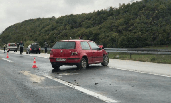 Na autoputu udario psa lutalicu, pa se zabio u zaštitnu ogradu (FOTO)