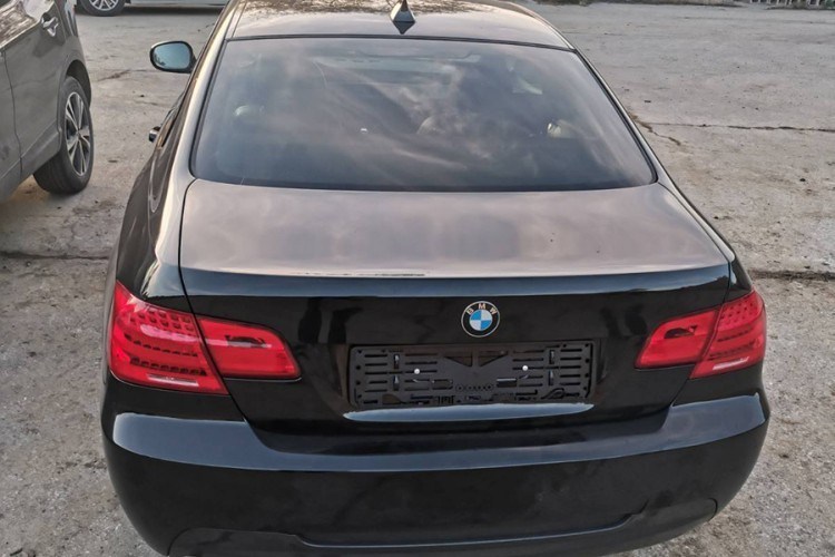 Policija oduzela BMW 27-godišnjem mladiću. Imao je neplaćene kazne, vozilo mu nije ni registrovano