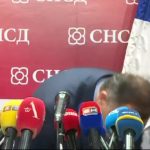 (VIDEO) Dodik se uzbudio prilikom press konferencije: Srušio mikrofon, pa mu postalo vruće