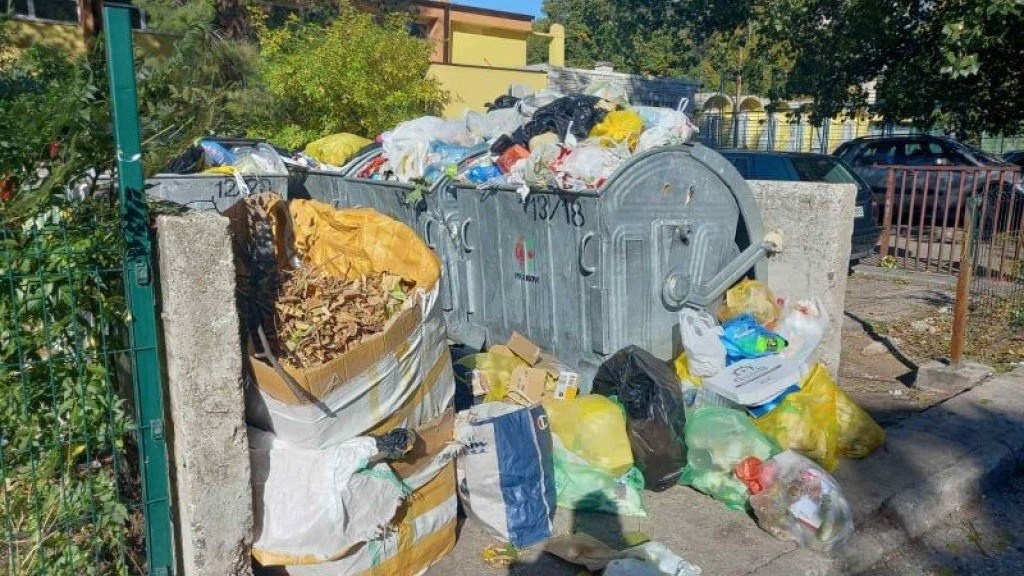 (FOTO) Sramota za turističko središte Hercegovine: Dijelovi Mostara ponovno zatrpani smećem