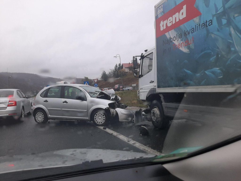 Sudar na Vogošćanskoj petlji, jedna osoba prevezena na KCUS