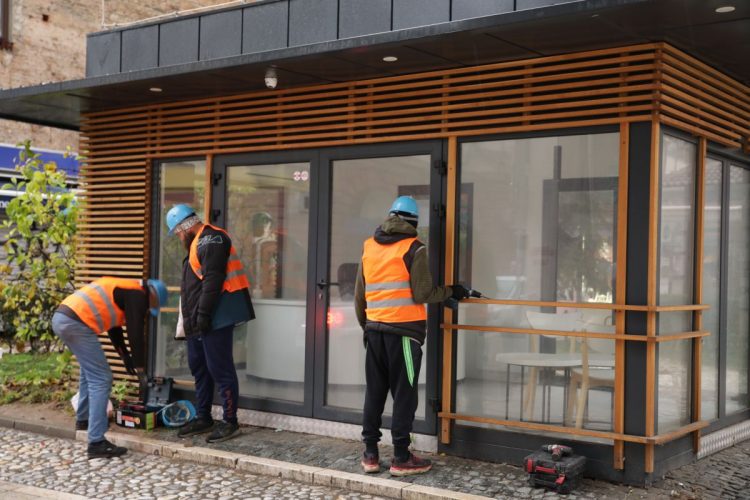 (FOTO) Koštao četvrt miliona, a sada ga ruše: Počela demontaža najpoznatijeg kioska u državi